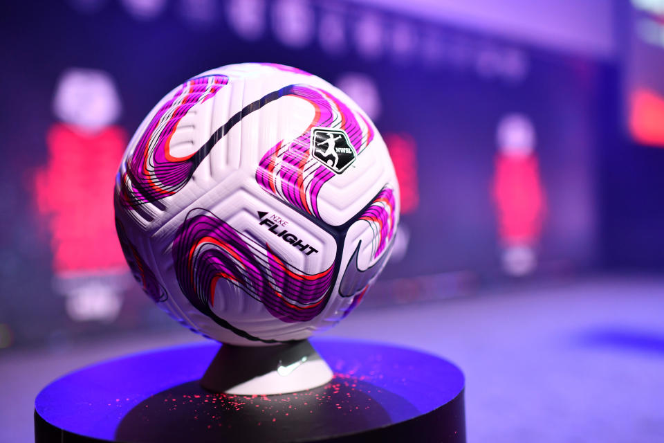 12 janvier 2023 ;  Philadelphie, Pennsylvanie, États-Unis ;  Une vue générale d'un ballon de jeu officiel lors du repêchage de la NWSL au Pennsylvania Convention Center.  Crédit obligatoire: Kyle Ross-USA TODAY Sports