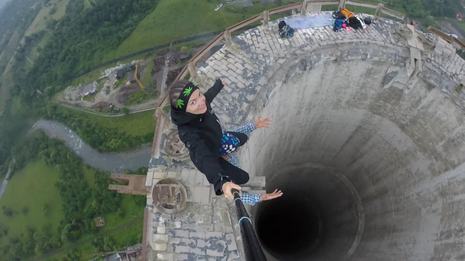 Una chica se hace un selfie en Rumanía. Getty Images.