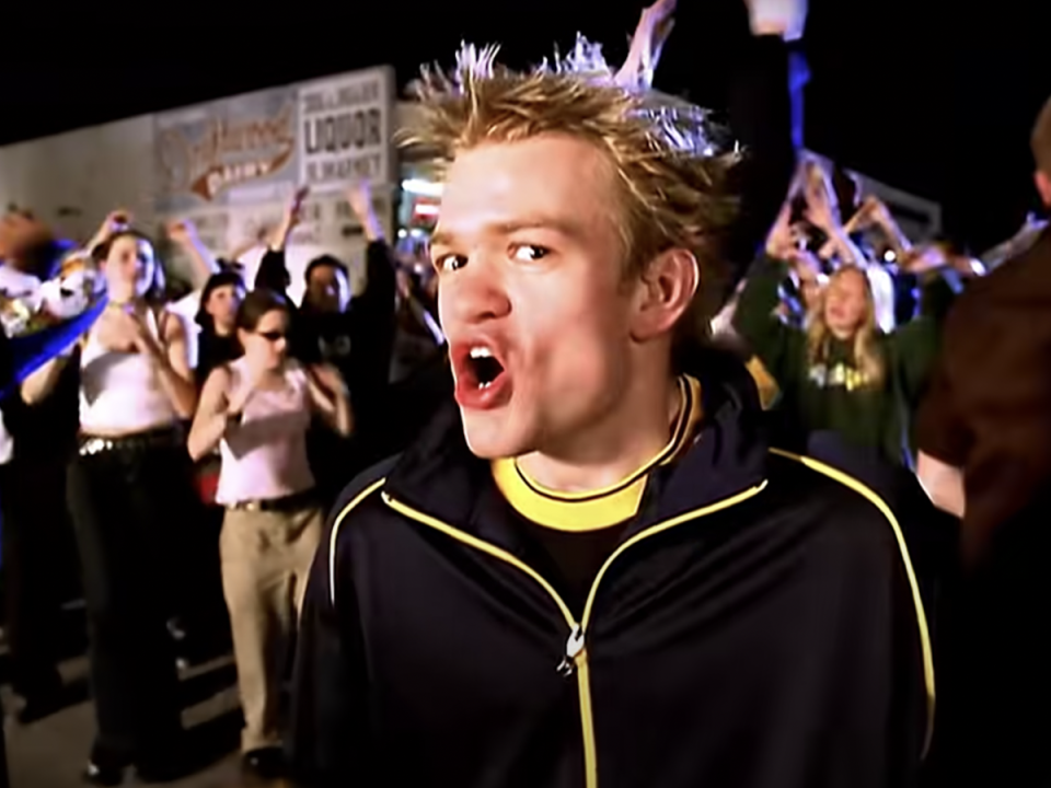 Deryck Whibley at 21 years old in the ‘Fat Lip’ music video (2001) (YouTube)