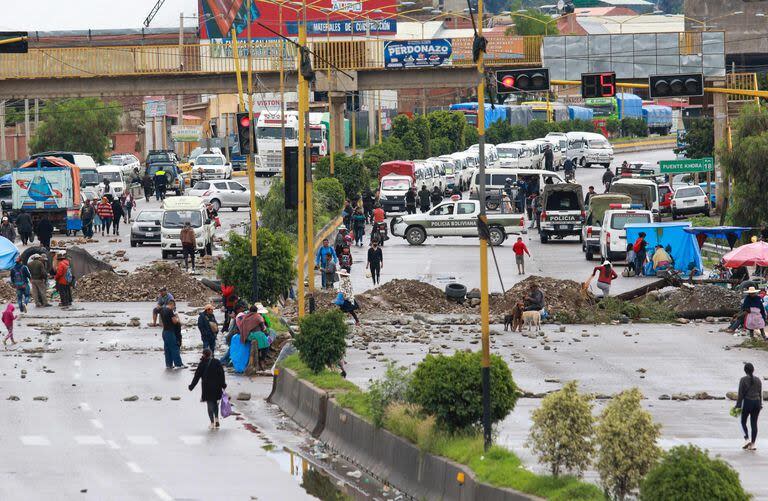 Los actuales bloqueos de rutas por parte de simpatizantes de Evo Morales han provocado hasta ahora cuatro muertos y decenas de heridos