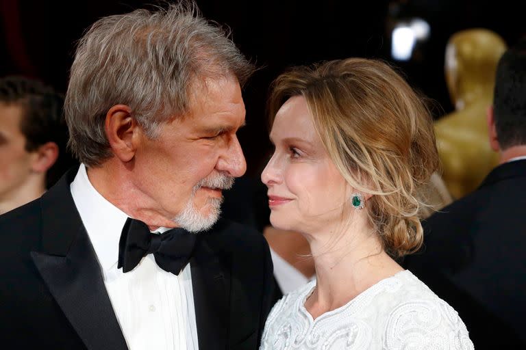 Si una mirada vale más que mil palabras, vean cómo se miran Harrison Ford y su amada, Calista Flockhart.