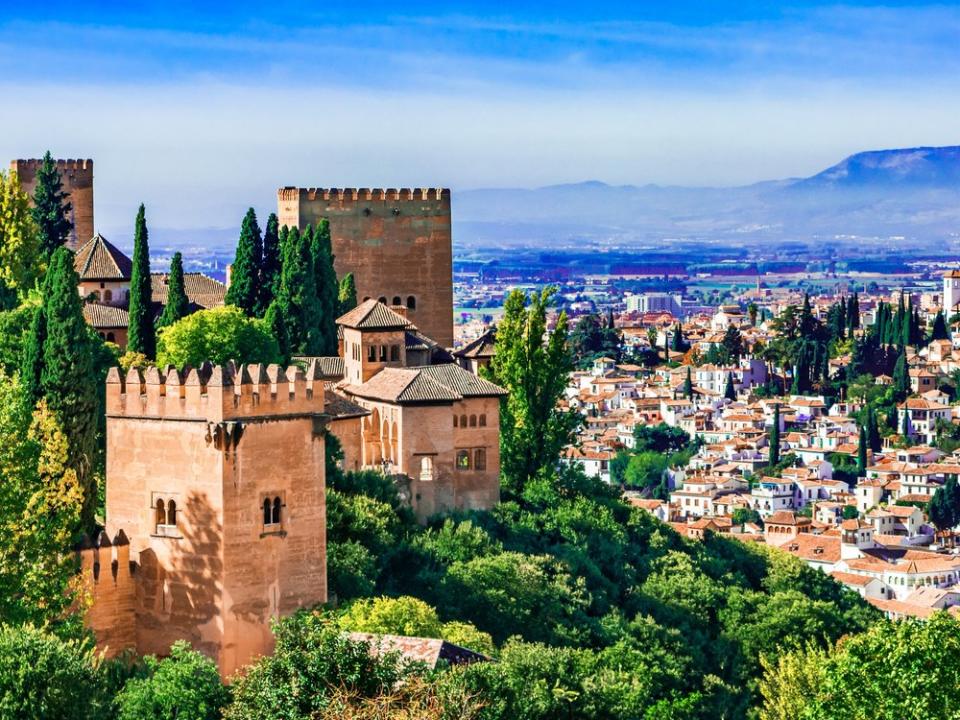 Granada mit der Stadtburg Alhambra ist eine Reise wert. (Bild: 2018 David Ionut/Shutterstock.com)