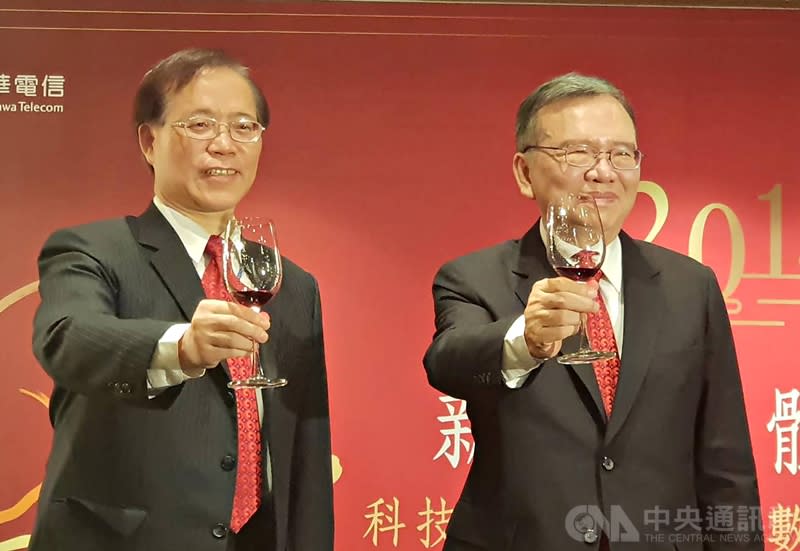 中華電信董事長鄭優（右）屆齡退休，將由現任總經理謝繼茂（左）升任董事長。（中央社／資料照片）
