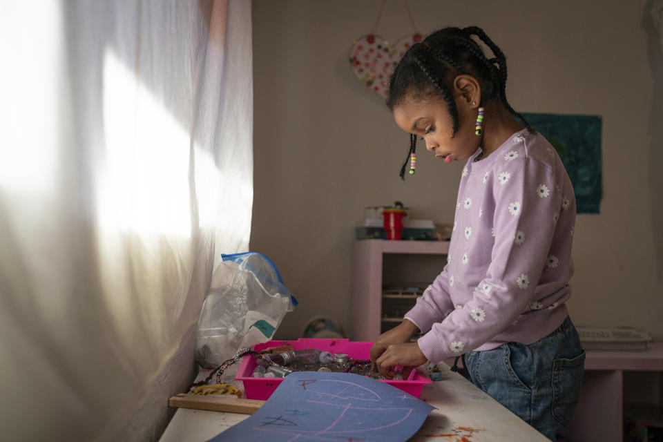 Neveah, 6, makes art at home in Oakland, Calif., on Friday Nov. 24, 2023. (AP Photo/Loren Elliott)