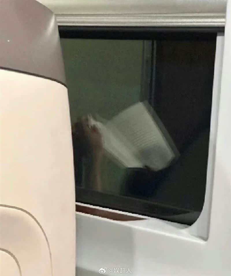 迪麗熱巴在高鐵上看書被後方的乘客給拍下。（圖／翻攝自微博娛超人）