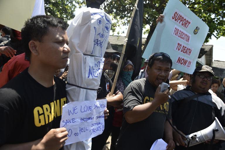 Protesters hold an effigy during a rally in support of executing drug traffickers outside the entrance of Nusakambang island prison where a number of inmates are facing the firing squad on March 6, 2015