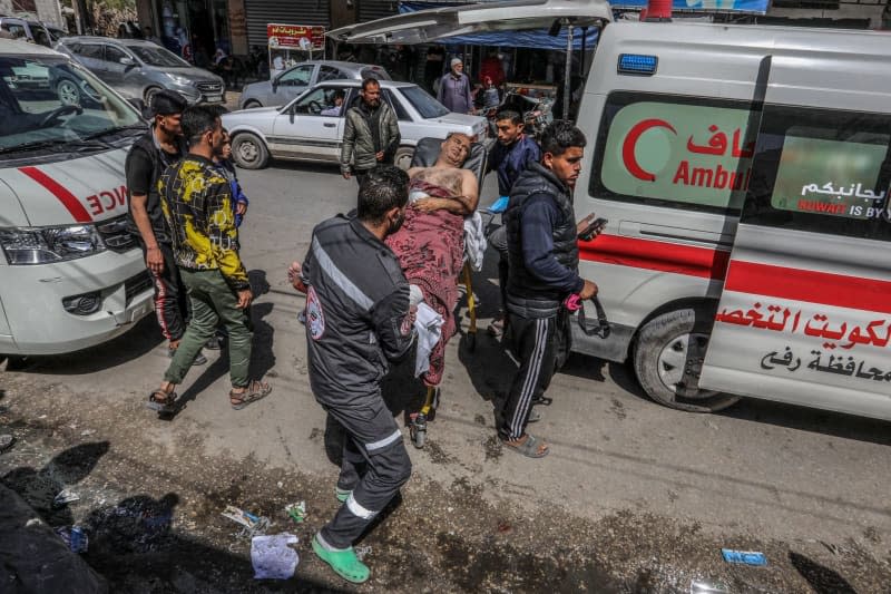 Wounded Palestinians, who were injured in an Israeli air strike near a warehouse of the United Nations Relief and Works Agency for Palestine Refugees (UNRWA), arrive at Al-Najjar Hospital in Rafah, southern Gaza Strip. Abed Rahim Khatib/dpa