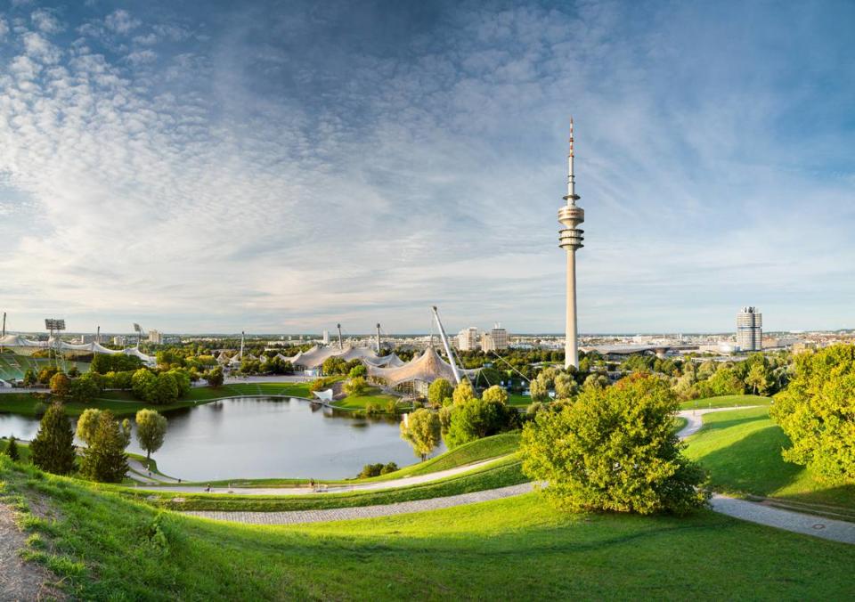 El Olympiapark de Múnich, un recinto construido para los juegos olímpicos de 1972 y que hoy es un inmenso parque, se convertirá en un punto de referencia para los aficionados.