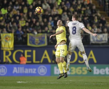 Football Soccer - Villarreal v Real Madrid - Spanish La Liga Santander - Ceramica Stadium, Villarreal, Spain, 26/02/17 Villarreal's Manu Trigueros and Real Madrid's Toni Kroos in action. REUTERS/Heino Kalis