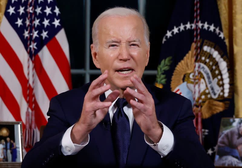 El presidente de Estados Unidos, Joe Biden, pronuncia un discurso a la nación desde el Despacho Oval de la Casa Blanca en Washington