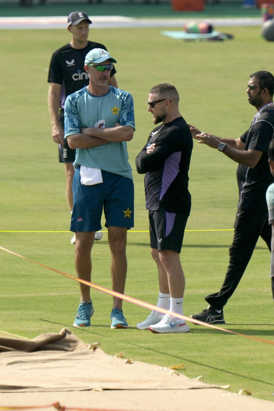 Pakistan's test team's head coach Jason Gillespie, left, chats with England's coach Brendon McCullum, second right before a practice session, in Multan, Pakistan, Sunday, Oct. 6, 2024. (AP Photo/Anjum Naveed)