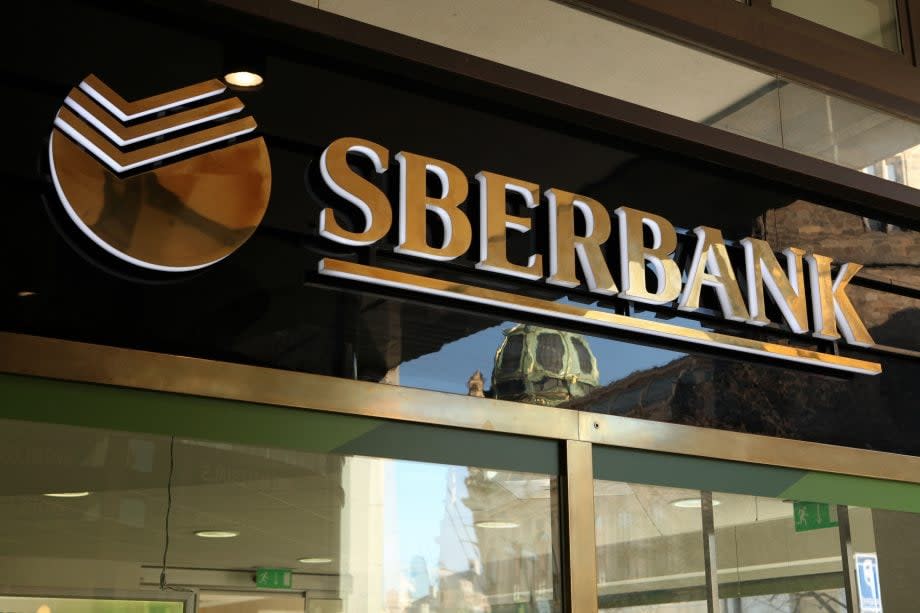 Logo der Sberbank an einer Bankfiliale