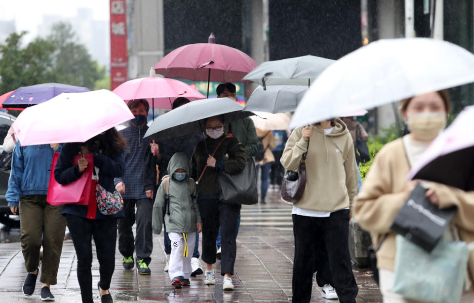 今晚到周二晚北部、東半部有短暫雨，周三、周四冷氣團來襲降溫。(資料照)