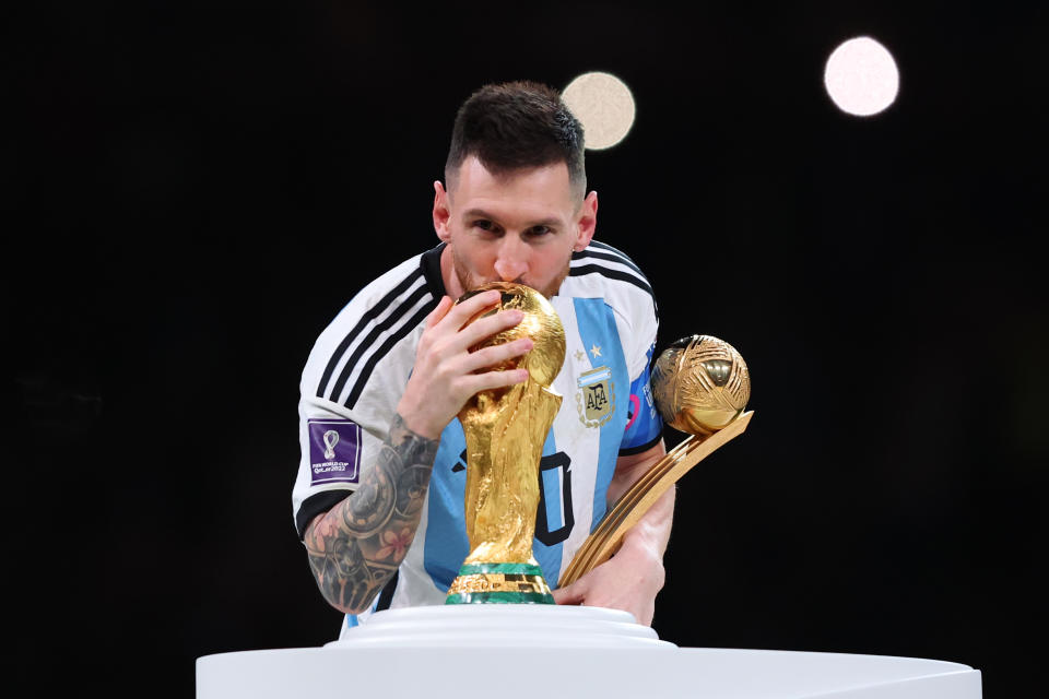 Messi con la Copa del Mundo ganada en Qatar 2022. (Marc Atkins/Getty Images)