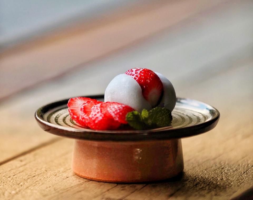 草莓大福的酸甜滋味以及討喜賣相很適合年節送禮。（圖片來源：滋養豆餡舖官方臉書）