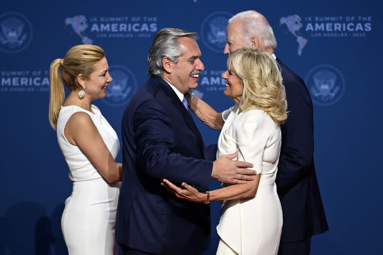 Alberto Fernández y la primera dama, Fabiola Yáñez, son recibidos por Joe Biden y Jill Biden al llegar a la ceremonia de apertura de la 9.ª Cumbre de las Américas en el Centro de Convenciones de Los Ángeles en Los Ángeles.