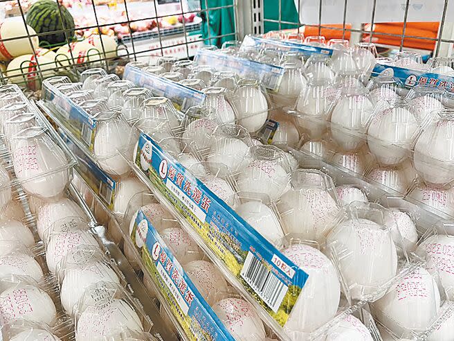 屏東林姓蛋商指出，20多年前1箱雞蛋收購價300多元，現在漲到快900元。（謝佳潾攝）