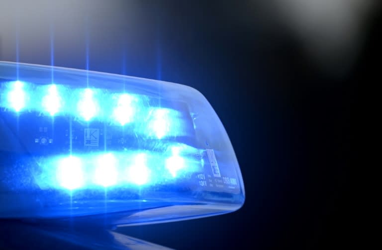 Ein Sechsjähriger hat bei Stuttgart während der Fahrt auf einer Autobahn einen Feuerwerkskörper im Auto seiner Mutter gezündet und damit einen Fahrzeugbrand verursacht. Kind und Mutter kamen mit Verdacht auf Rauchvergiftung ins Krankenhaus. (Christof STACHE)