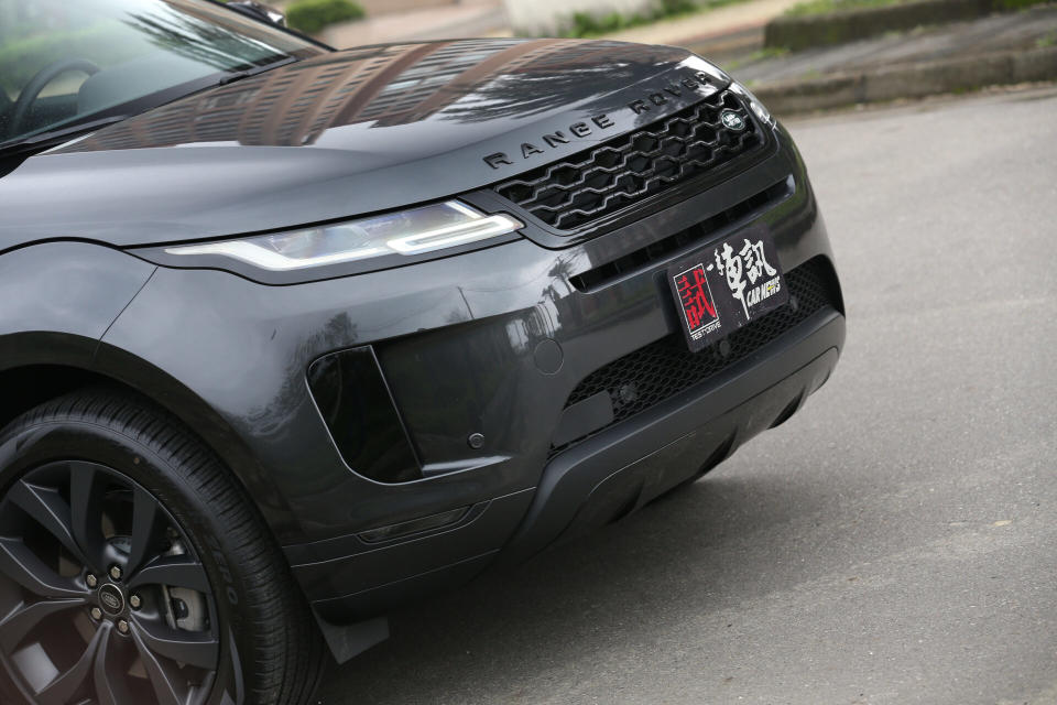 Evoque Bronze Collection標配黑色外觀套件，車頭字樣、水箱護罩及前保桿側飾板都採用亮黑處理。