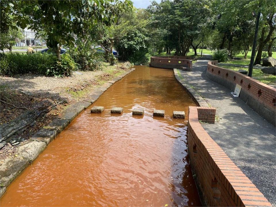 蘇澳冷泉公園漂浮油汙、落葉　負責管理校方喊冤：自然現象