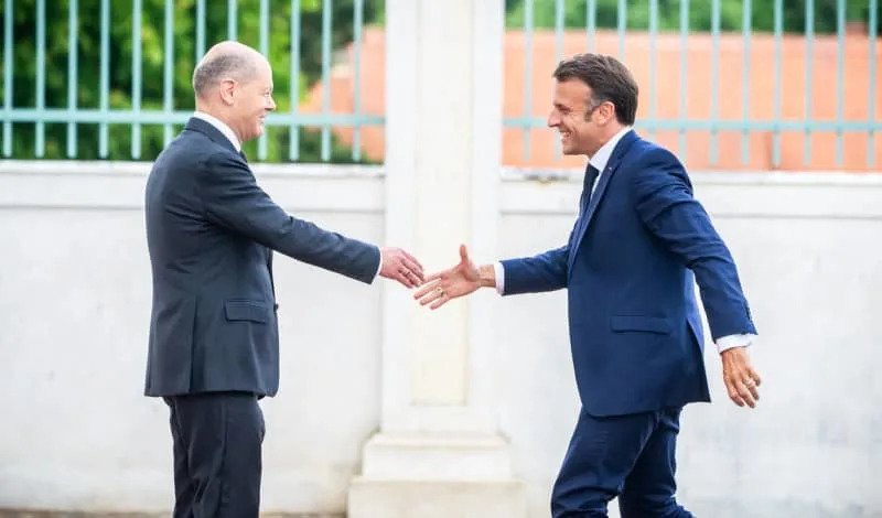 Germany's Chancellor Olaf Scholz (L) welcomes France's President Emmanuel Macron, to the Franco-German Ministerial Council in front of Schloss Meseberg, the German Government's guest house. Michael Kappeler/dpa