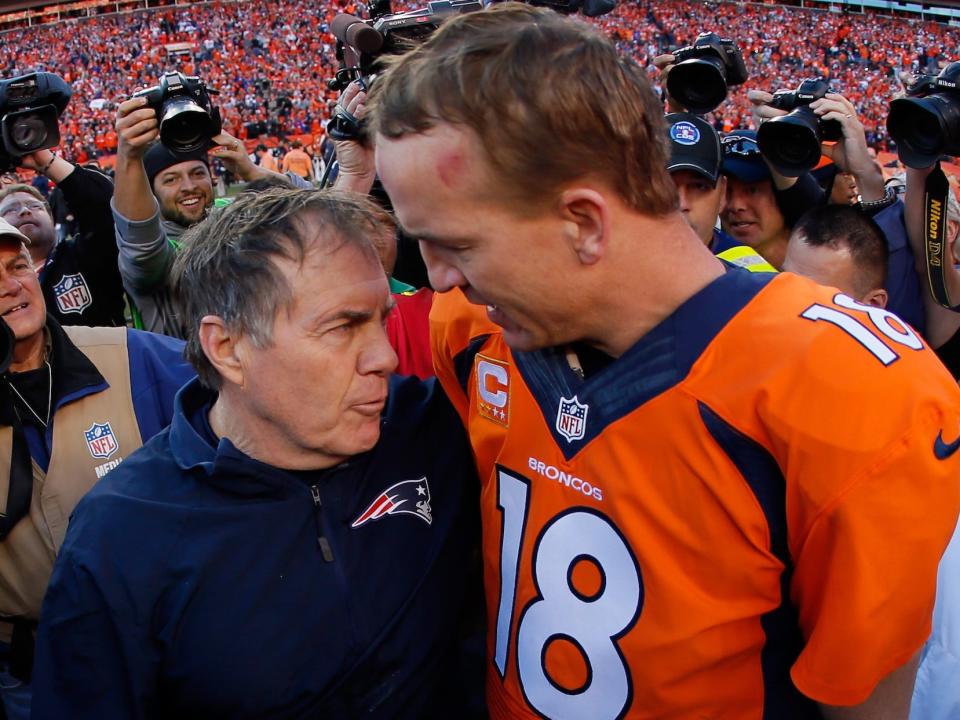 Peyton Manning puts his arm around Bill Belichick after a game in 2014.