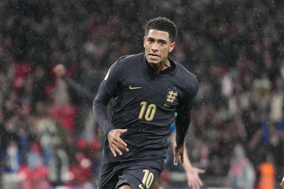 Jude Bellingham celebra luego de marcar un gol para Inglaterra en el partido amistoso ante Bélgica, el martes 26 de marzo de 2024, en Londres. (AP Foto/Kirsty Wigglesworth)