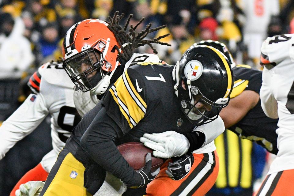 Cleveland Browns defensive end Jadeveon Clowney (90) sacks Pittsburgh Steelers quarterback Ben Roethlisberger (7) during the first half an NFL football game, Monday, Jan. 3, 2022, in Pittsburgh. (AP Photo/Don Wright)