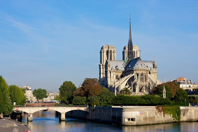 Est inspirée de la cathédrale Notre-Dame de Paris, France