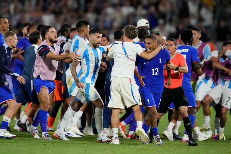 Futbolistas de Francia y Argentina discuten tras el partido por los cuartos de final del fútbol de los Juegos Olímpicos de París