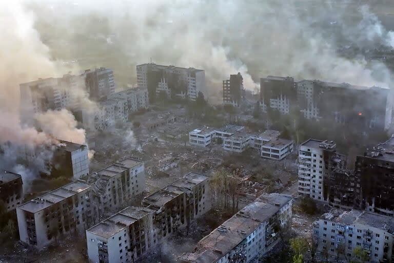 Esta imagen tomada de un video difundida por la Brigada de Asalto Luit, una unidad militar de la Fuerza de Operaciones Especiales de Ucrania, muestra los daños causados al poblado de Vovchansk, Ucrania, durante un bombardeo de las fuerzas rusas, el 28 de mayo de 2024. (Brigada de Asalto Luit vía AP)