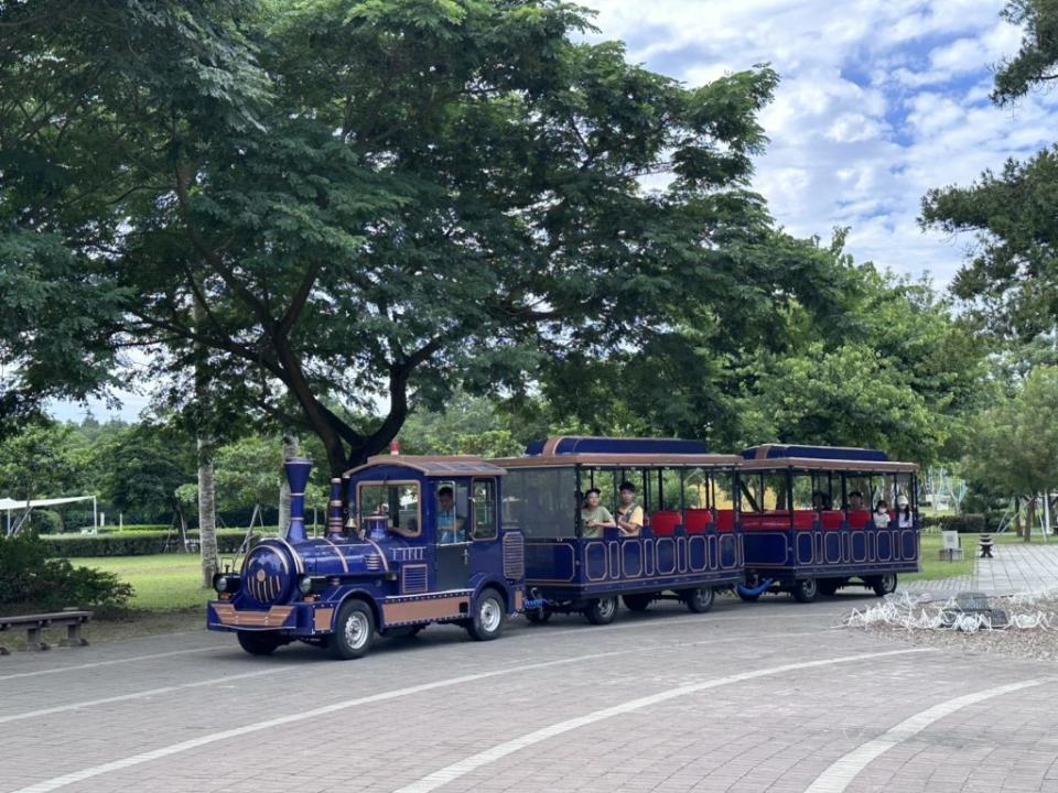 山上花園水道博物館換新火車，英國藍相當吸睛。 （記者張淑娟攝）