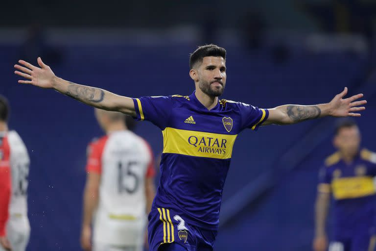 Lisandro López festeja su gol frente al Caracas FC