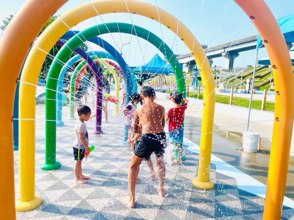 海世界水樂園5種不同體驗玩法增加親子互動的樂趣。〈高灘處提供〉