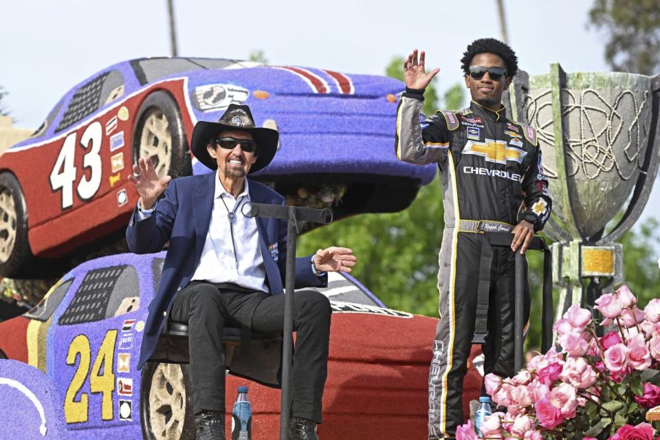 La leyenda de NASCAR Richard Petty y Rajah Caruth viajan en la carroza de NASCAR en el Desfile de las Rosas número 134 el 2 de enero.