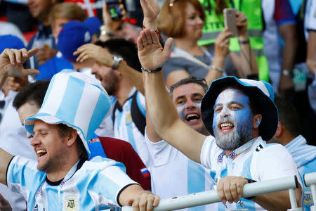 Foto del sábado de un grupo de hinchas de Argentina en el estadio antes del partido de su selección ante Islandia. Jun 16, 2018. REUTERS/Kai Pfaffenbach