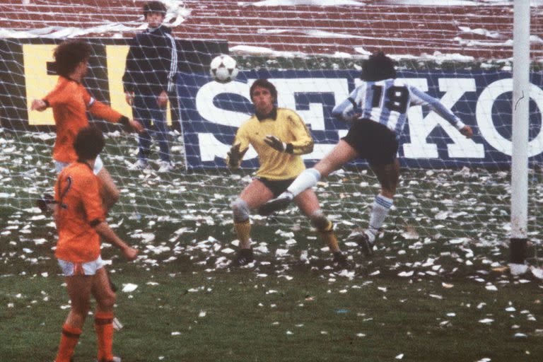 Una imagen de la final del Mundial 1978: Daniel Passarella cabecea y el arquero Jan Jongbloed, fallecido hoy a los 82 años, se esfuerza por tapar; están Rob Rensenbrink (12) y Ruud Krol