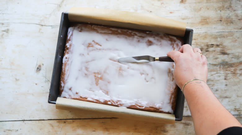 Sugar icing on Lebkuchen bars