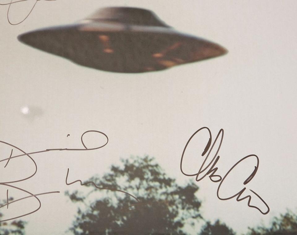 El p&#xf3;ster de X-Files firmado que fue donado por Twentieth Century Fox al Museo Nacional de Historia de EE.UU.