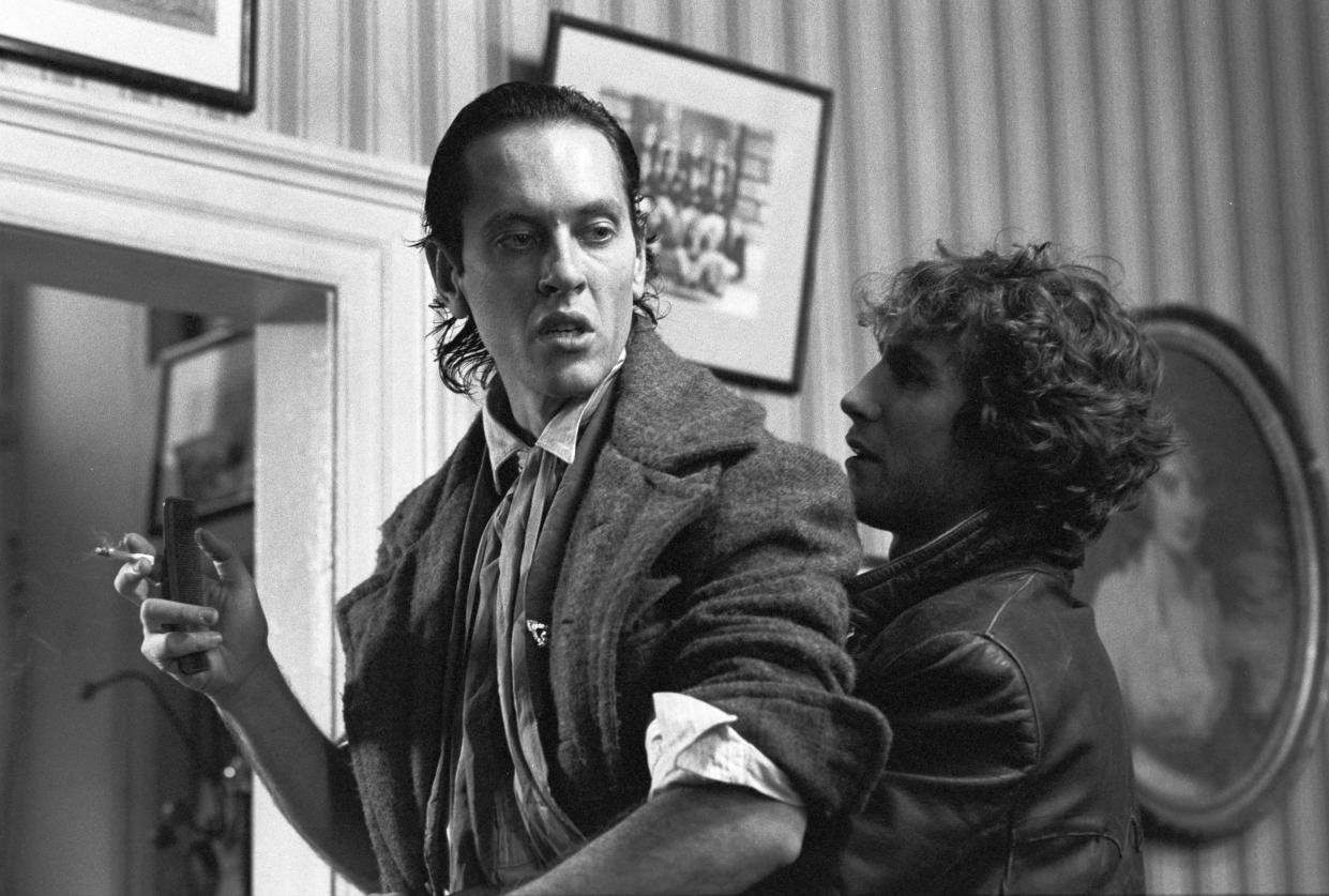 British actors Richard E. Grant and Paul McGann film a scene for the movie 'Withnail & I', 1986. (Photo by Murray Close/Getty Images)