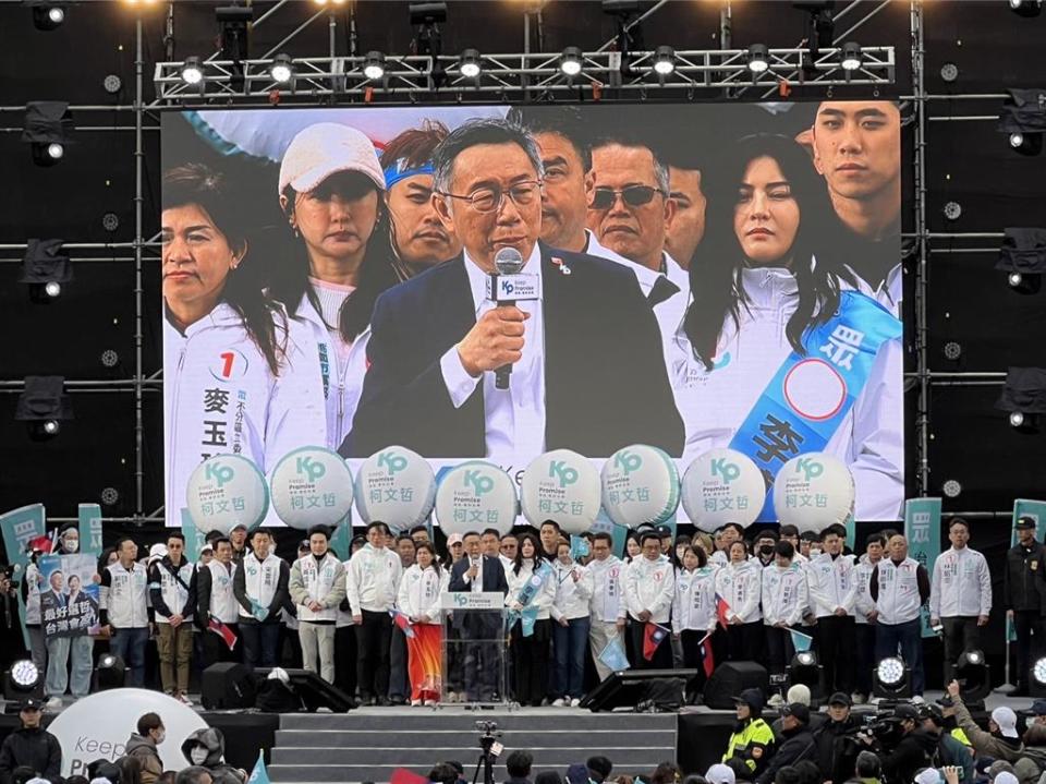 民眾黨總統候選人柯文哲第二場大型造勢活動在桃園登場，他和在場支持者高唱「朋友」，現場旗海飄揚。(蔡依珍攝)