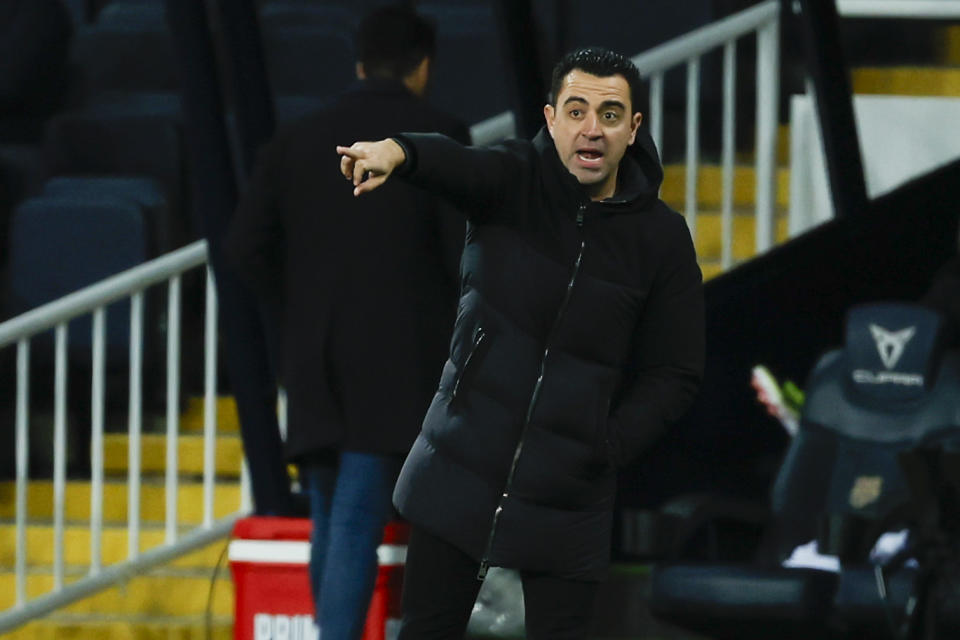 El técnico del Barcelona Xavi Hernandez hace un gesto en la banda durante el encuentro de la liga española ante el Granada el domingo 11 de febrero del 2024 (AP Foto/Joan Monfort)