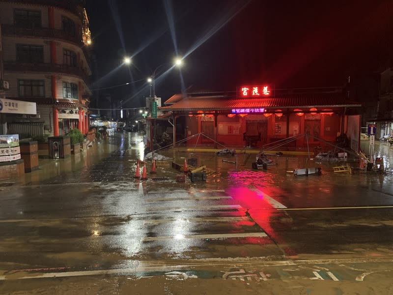 金山老街晚間積淹水漸退 超大豪雨4日狂炸北海岸，新北市金山區多處大淹 水，金山老街水深達大腿處，金包里慈護宮前一度呈 現一片汪洋，晚間雨勢趨緩，水也逐漸消退。 （翻攝照片） 中央社記者高華謙傳真  113年10月4日 