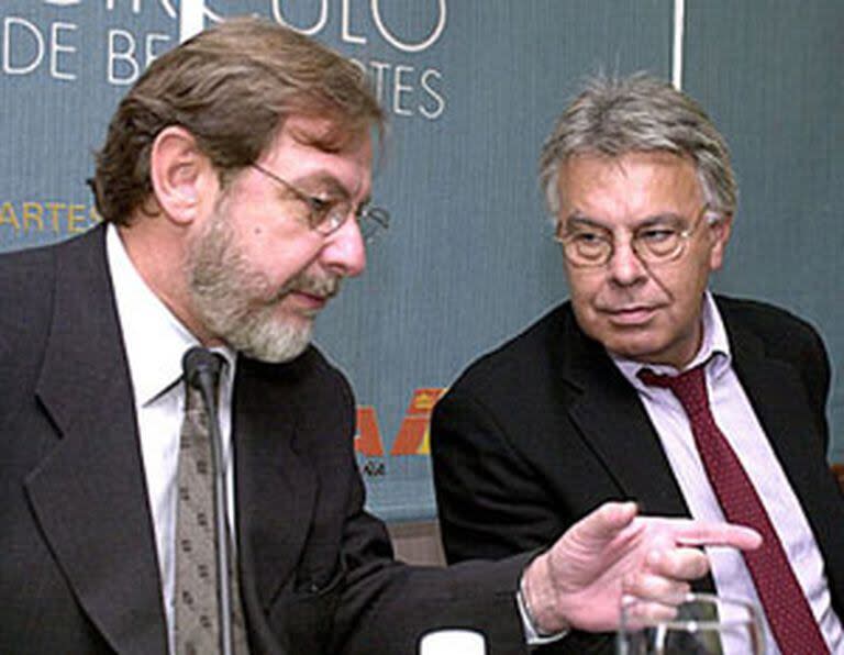Juan Luis Cebrián, ex director del diario El País, junto a Felipe González 