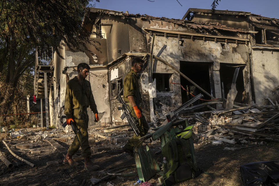 Palestinos esperan afuera de una panadería para comprar pan en Khan Younis, en el sur de la Franja de Gaza, el 24 de octubre de 2023. (Samar Abu Elouf/The New York Times)