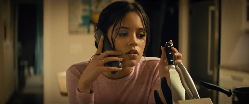 殺手在電影中慣用的接電話遊戲是過去電影的經典橋段。（圖／UIP提供）