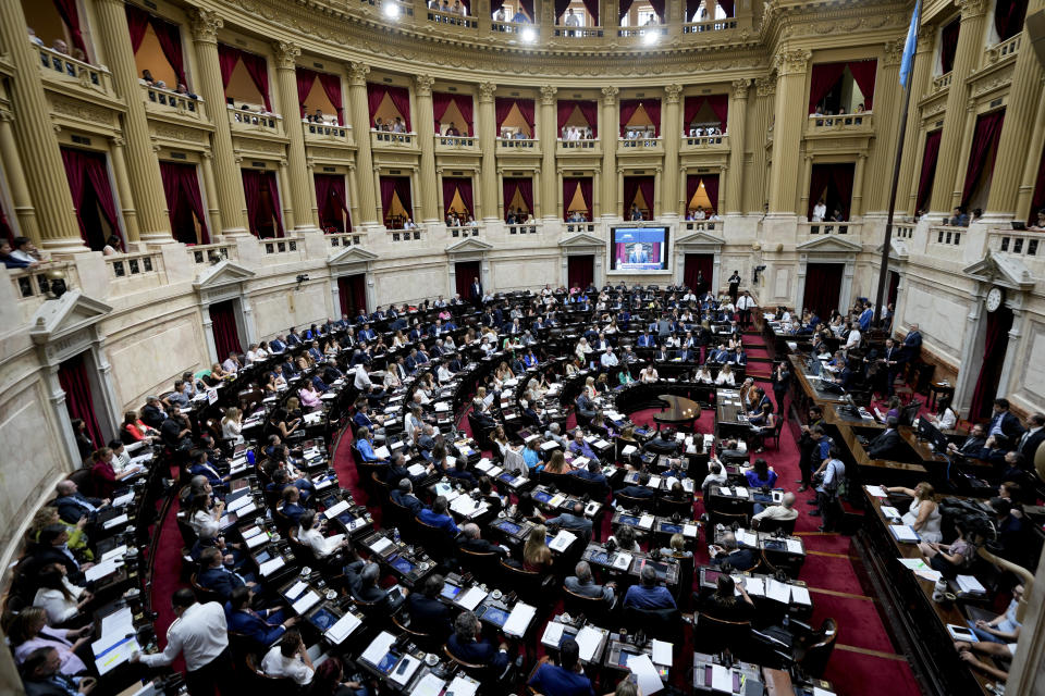 Los legisladores se reúnen antes de comenzar el debate sobre un proyecto de ley promovido por el presidente argentino Javier Milei en el Congreso en Buenos Aires, Argentina, el miércoles 31 de enero de 2024. (AP Foto/Natacha Pisarenko)