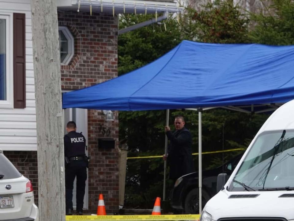 Police shown at the scene of a fatal shooting on Logan Lane in Moncton's north end neighbourhood on April 25. Six people are charged with first-degree murder in connection with the death of 18-year-old Joedin Leger. (Pascal Raiche-Nogue/Radio-Canada - image credit)