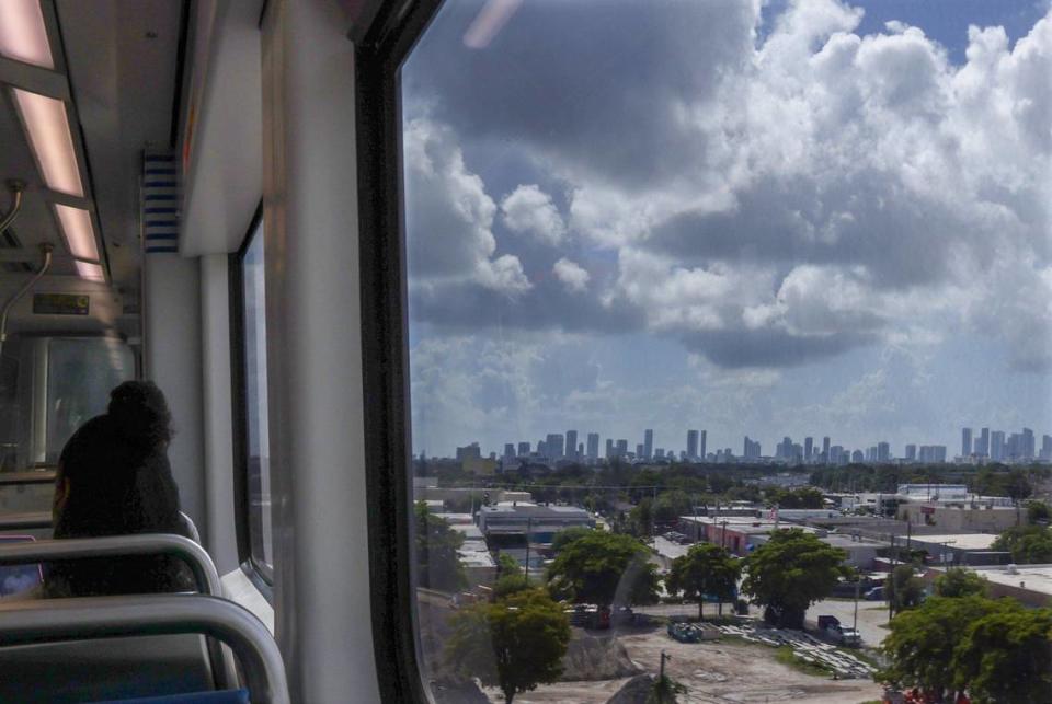 La vista desde el tren de la Orange Line en dirección este muestra el creciente horizonte hacia el este, el miércoles 24 de julio de 2024. El Condado Miami-Dade está preguntando a los electores si desean ampliar el servicio de transporte público.