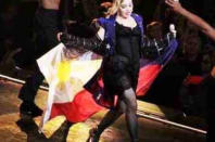 <p>La diva fue declarada persona non grata en Filipinas después de que en uno de sus conciertos utilizara la bandera del país como vestido colocándola sobre sus hombros y arrastrándola por el escenario. Los ciudadanos del estado asiático se lo tomaron como una ofensa. (Foto: Youtube). </p>